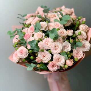 Букет из 9 кустовых роз с эвкалиптом