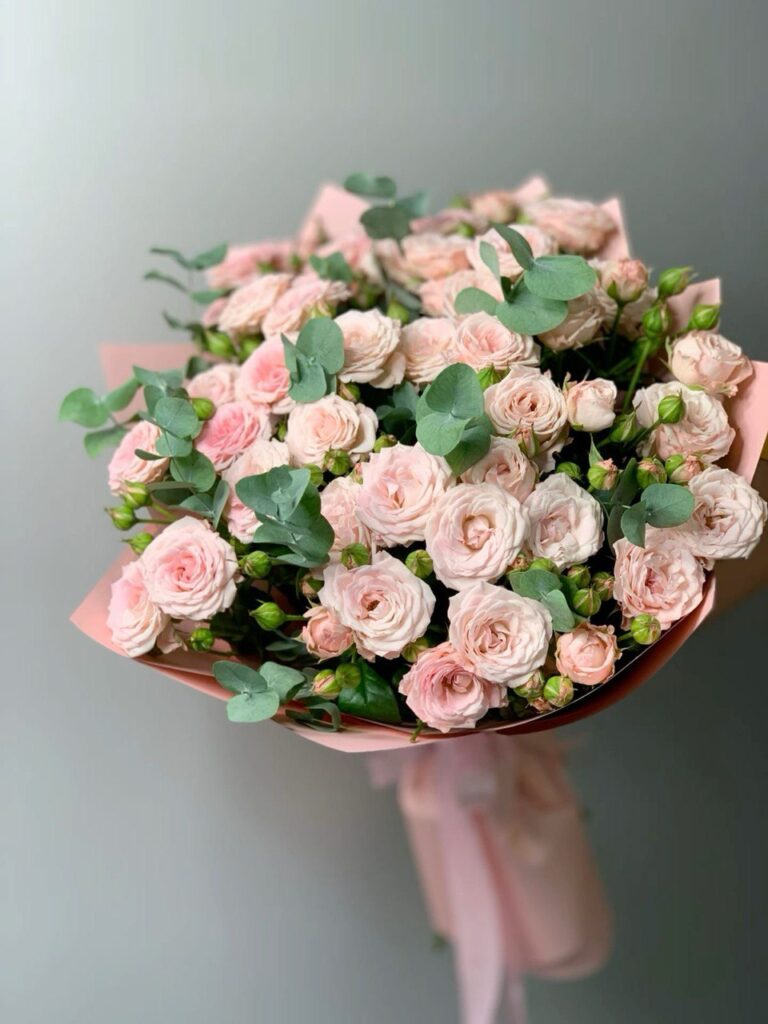 Букет из 9 кустовых роз с эвкалиптом — свежий и стойкий | Доставка по Москве | Букет из 9 кустовых роз с эвкалиптом — свежий и стойкий | Доставка по Москве |