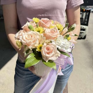 Букет из 10 роз с гвоздикой и хризантемой в кашпо 17 см купить на www.gift-decor.ru Букет из 10 роз с гвоздикой и хризантемой в кашпо 17 см купить на www.gift-decor.ru