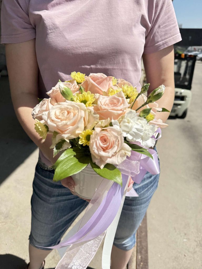 Букет из 10 роз с гвоздикой и хризантемой в кашпо 17 см купить на www.gift-decor.ru Букет из 10 роз с гвоздикой и хризантемой в кашпо 17 см купить на www.gift-decor.ru