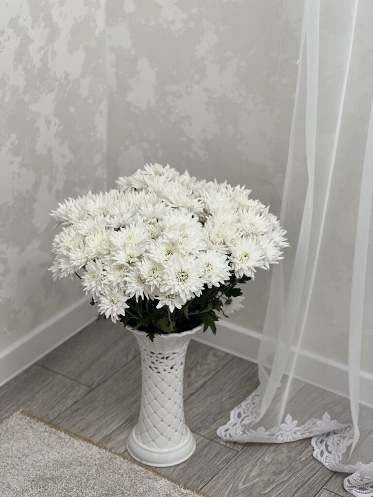 Букет из 9 белых хризантем кустовых — купить элегантный букет | Gift-Decor