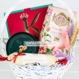 Корзина с чаем и конфетами “Малышка”