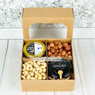 Содержимое набора: паштет фуагра 100 г, медовый мусс 100 мл, кешью 150 г, миндаль 150 г в крафт-пакетах.