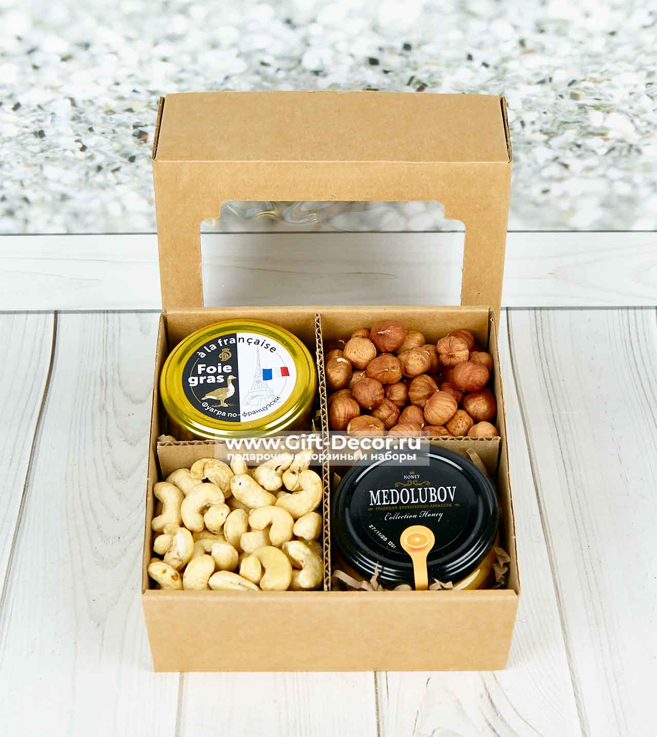Содержимое набора: паштет фуагра 100 г, медовый мусс 100 мл, кешью 150 г, миндаль 150 г в крафт-пакетах.
