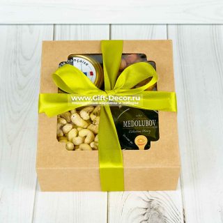 Набор с орехами, фуагра и медом