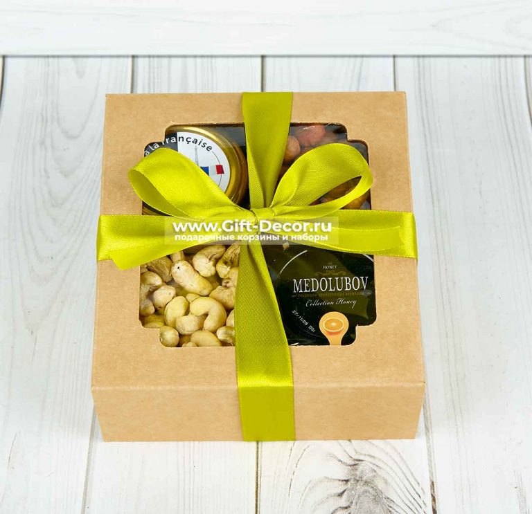 Набор с орехами, фуагра и медом