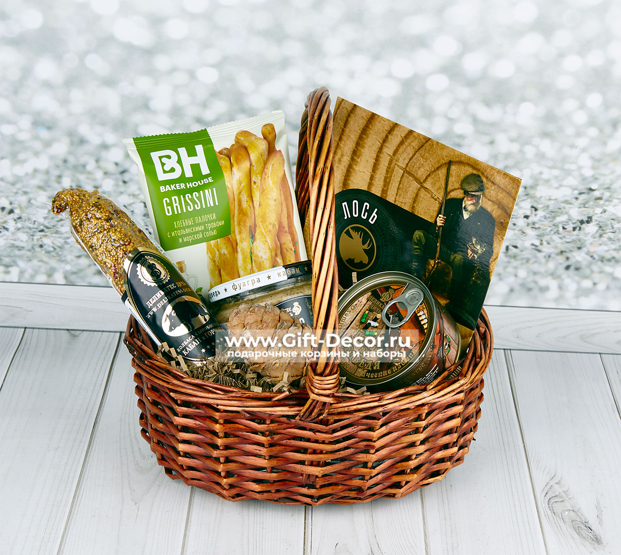 Корзина деликатесов с паштетом из медведя, риетом из косули и нарезкой лося в декоративной упаковке
