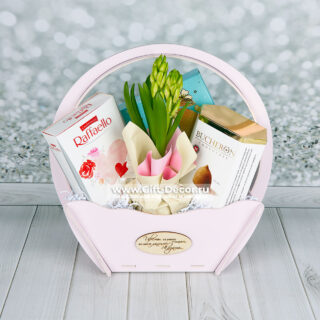 Подарок на 8 марта «Облако нежности» с Raffaello и живым гиацинтом | Корзина с Комильфо и Boucheron | Gift-Decor.ru Подарок на 8 марта «Облако нежности» с Raffaello и живым гиацинтом | Корзина с Комильфо и Boucheron | Gift-Decor.ru