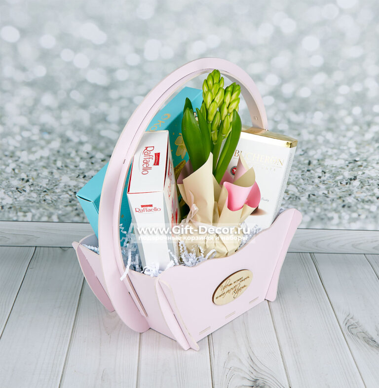 Подарок на 8 марта «Облако нежности» с Raffaello и живым гиацинтом | Корзина с Комильфо и Boucheron | Gift-Decor.ru Подарок на 8 марта «Облако нежности» с Raffaello и живым гиацинтом | Корзина с Комильфо и Boucheron | Gift-Decor.ru