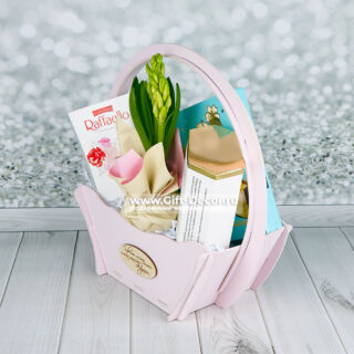 Подарок на 8 марта «Облако нежности» с Raffaello и живым гиацинтом | Корзина с Комильфо и Boucheron | Gift-Decor.ru Подарок на 8 марта «Облако нежности» с Raffaello и живым гиацинтом | Корзина с Комильфо и Boucheron | Gift-Decor.ru
