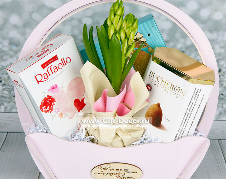 Подарок на 8 марта «Облако нежности» с Raffaello и живым гиацинтом | Корзина с Комильфо и Boucheron | Gift-Decor.ru Подарок на 8 марта «Облако нежности» с Raffaello и живым гиацинтом | Корзина с Комильфо и Boucheron | Gift-Decor.ru