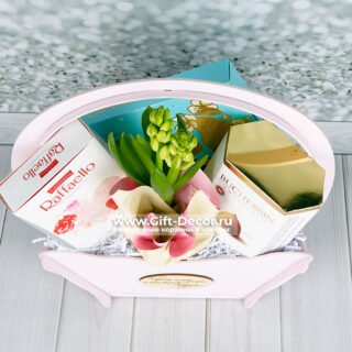 Подарок на 8 марта «Облако нежности» с Raffaello и живым гиацинтом | Корзина с Комильфо и Boucheron | Gift-Decor.ru Подарок на 8 марта «Облако нежности» с Raffaello и живым гиацинтом | Корзина с Комильфо и Boucheron | Gift-Decor.ru