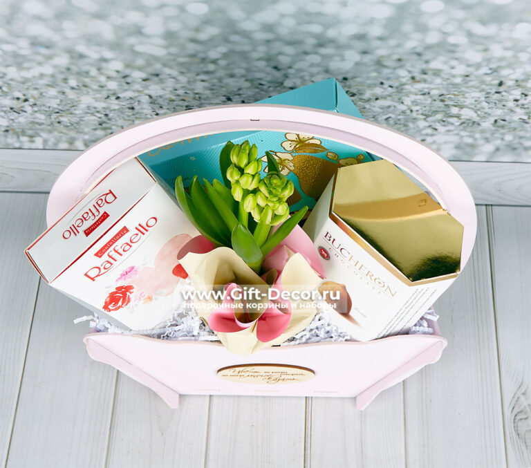 Подарок на 8 марта «Облако нежности» с Raffaello и живым гиацинтом | Корзина с Комильфо и Boucheron | Gift-Decor.ru Подарок на 8 марта «Облако нежности» с Raffaello и живым гиацинтом | Корзина с Комильфо и Boucheron | Gift-Decor.ru