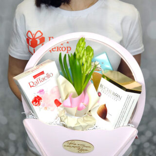 Подарок на 8 марта Облако нежности с конфетами Raffaello и живым гиацинтом в деревянной корзине