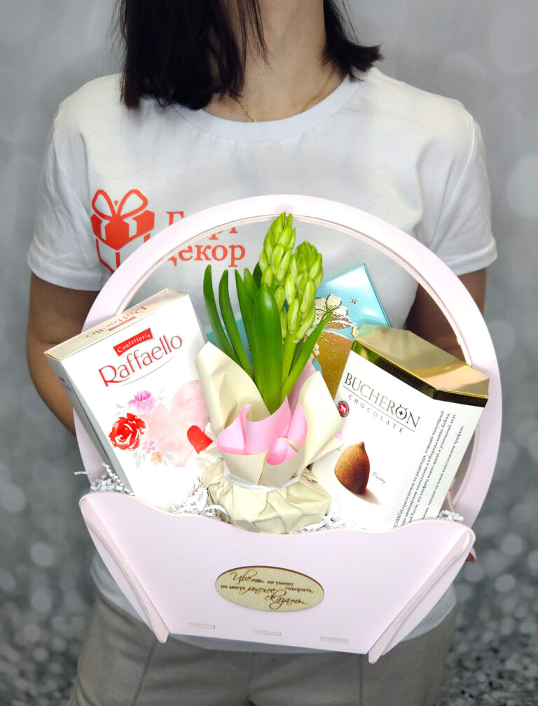 Подарок на 8 марта «Облако нежности» с Raffaello и живым гиацинтом | Корзина с Комильфо и Boucheron | Gift-Decor.ru Подарок на 8 марта «Облако нежности» с Raffaello и живым гиацинтом | Корзина с Комильфо и Boucheron | Gift-Decor.ru