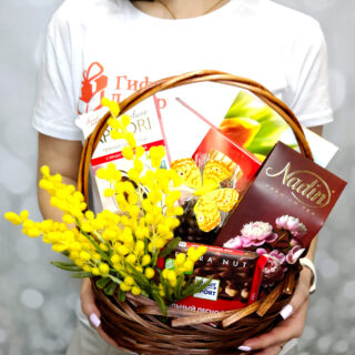 Корзина Итальянское утро с конфетами Merci и печеньем Бискотти в прозрачной упаковке с бантом