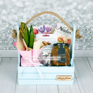 Подарок Весеннее тепло в деревянном ящике с гиацинтом и конфетами Merci в прозрачной упаковке