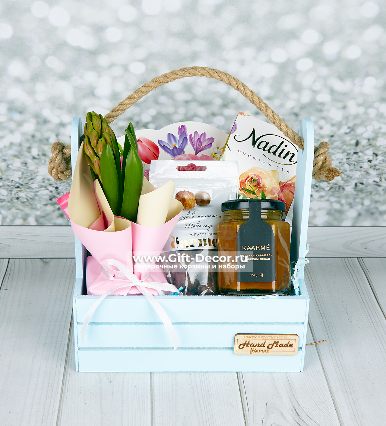Подарок Весеннее тепло в деревянном ящике с гиацинтом и конфетами Merci в прозрачной упаковке