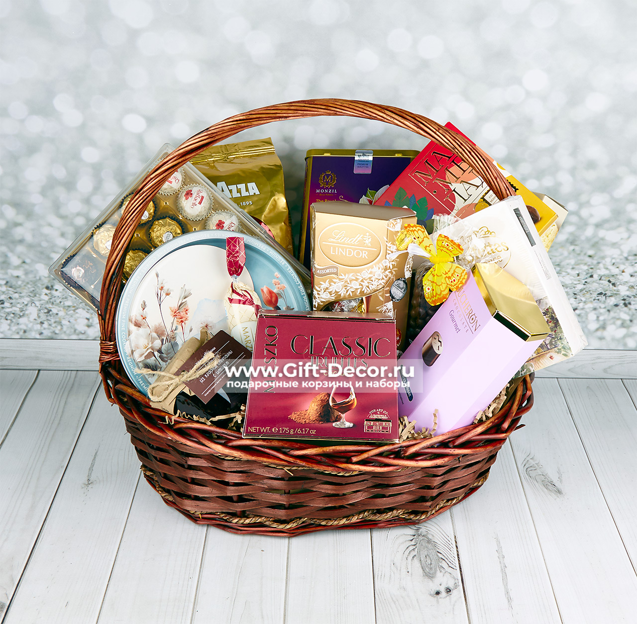 Большая подарочная корзина коллективу на 8 марта с кофе Lavazza и набором премиальных конфет