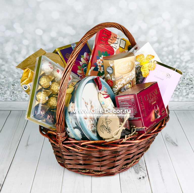Купить большую подарочную корзину коллективу на 8 марта с кофе Lavazza и конфетами Ferrero Lindor | Gift-Decor.ru