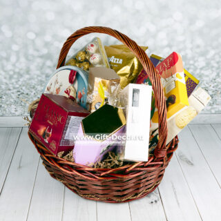 Купить большую подарочную корзину коллективу на 8 марта с кофе Lavazza и конфетами Ferrero Lindor | Gift-Decor.ru