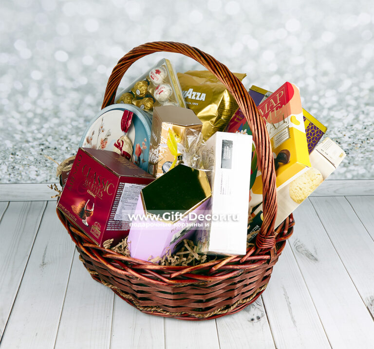 Купить большую подарочную корзину коллективу на 8 марта с кофе Lavazza и конфетами Ferrero Lindor | Gift-Decor.ru