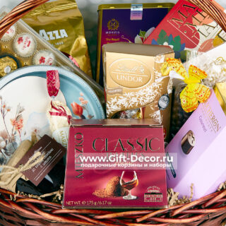 Купить большую подарочную корзину коллективу на 8 марта с кофе Lavazza и конфетами Ferrero Lindor | Gift-Decor.ru