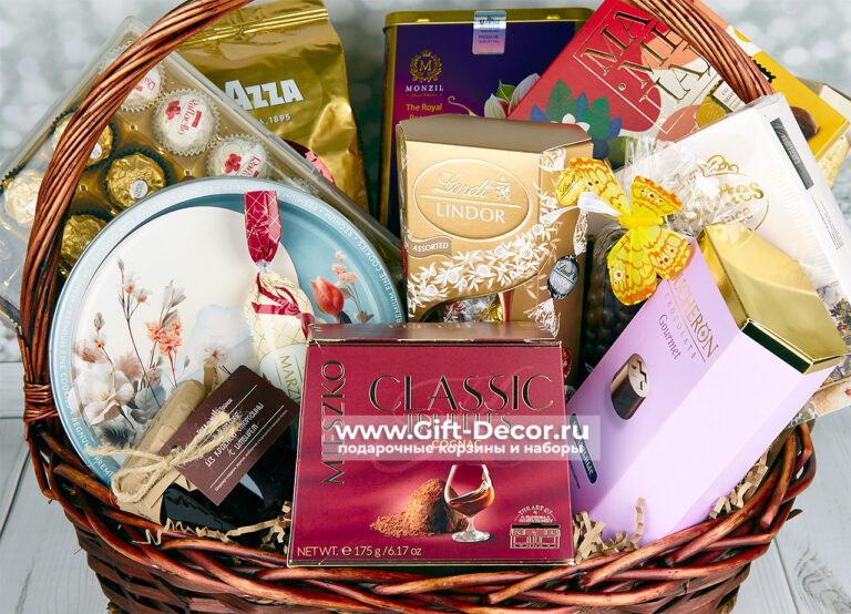 Купить большую подарочную корзину коллективу на 8 марта с кофе Lavazza и конфетами Ferrero Lindor | Gift-Decor.ru