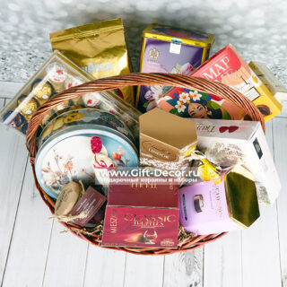 Купить большую подарочную корзину коллективу на 8 марта с кофе Lavazza и конфетами Ferrero Lindor | Gift-Decor.ru