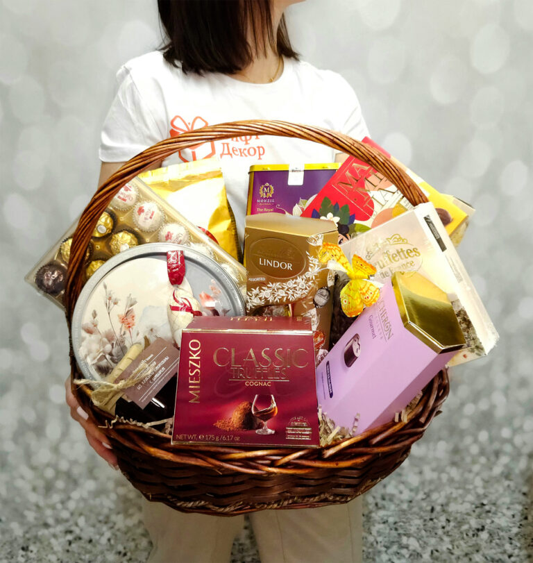 Купить большую подарочную корзину коллективу на 8 марта с кофе Lavazza и конфетами Ferrero Lindor | Gift-Decor.ru