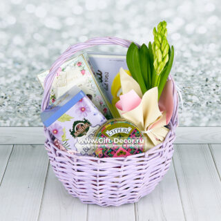 Подарочная корзина на 8 марта с живым гиацинтом, итальянским печеньем Ambrosiana и конфетами в прозрачной упаковке с банто
