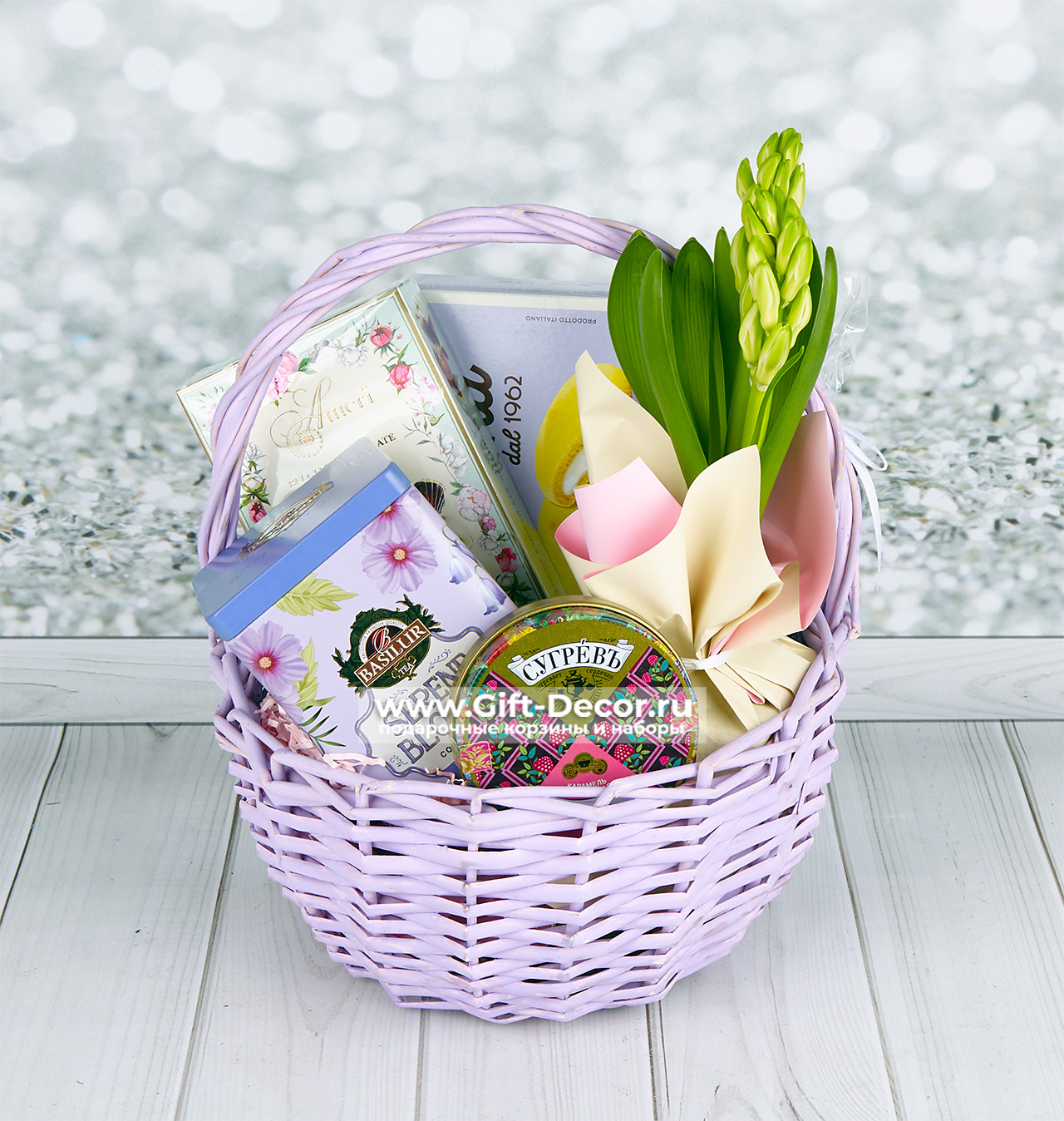 Подарочная корзина на 8 марта с живым гиацинтом, итальянским печеньем Ambrosiana и конфетами в прозрачной упаковке с банто