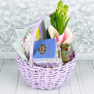 Подарочная корзина на 8 марта с живым гиацинтом и печеньем Ambrosiana | Купить с доставкой | Gift-Decor.ru Подарочная корзина на 8 марта с живым гиацинтом и печеньем Ambrosiana | Купить с доставкой | Gift-Decor.ru