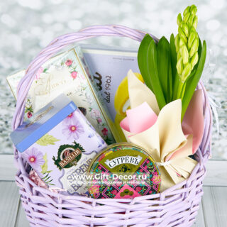 Подарочная корзина на 8 марта с живым гиацинтом и печеньем Ambrosiana | Купить с доставкой | Gift-Decor.ru Подарочная корзина на 8 марта с живым гиацинтом и печеньем Ambrosiana | Купить с доставкой | Gift-Decor.ru