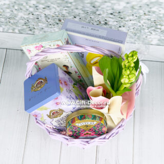 Подарочная корзина на 8 марта с живым гиацинтом и печеньем Ambrosiana | Купить с доставкой | Gift-Decor.ru Подарочная корзина на 8 марта с живым гиацинтом и печеньем Ambrosiana | Купить с доставкой | Gift-Decor.ru