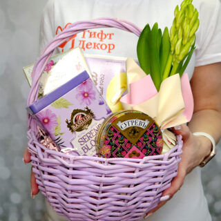 Подарочная корзина на 8 марта с живым гиацинтом и печеньем Ambrosiana | Купить с доставкой | Gift-Decor.ru Подарочная корзина на 8 марта с живым гиацинтом и печеньем Ambrosiana | Купить с доставкой | Gift-Decor.ru