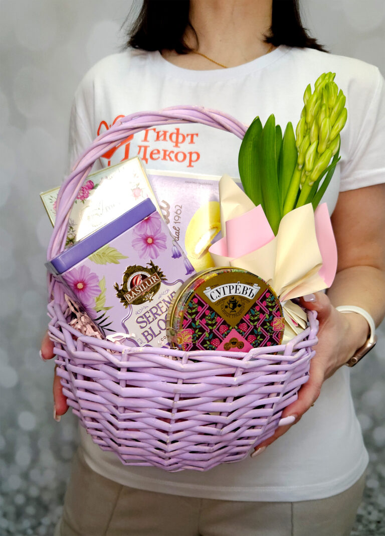 Подарочная корзина на 8 марта с живым гиацинтом и печеньем Ambrosiana | Купить с доставкой | Gift-Decor.ru Подарочная корзина на 8 марта с живым гиацинтом и печеньем Ambrosiana | Купить с доставкой | Gift-Decor.ru