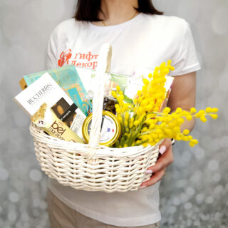 Подарочная корзина на 8 марта Парижское очарование с паштетом фуагра и конфетами Merciм