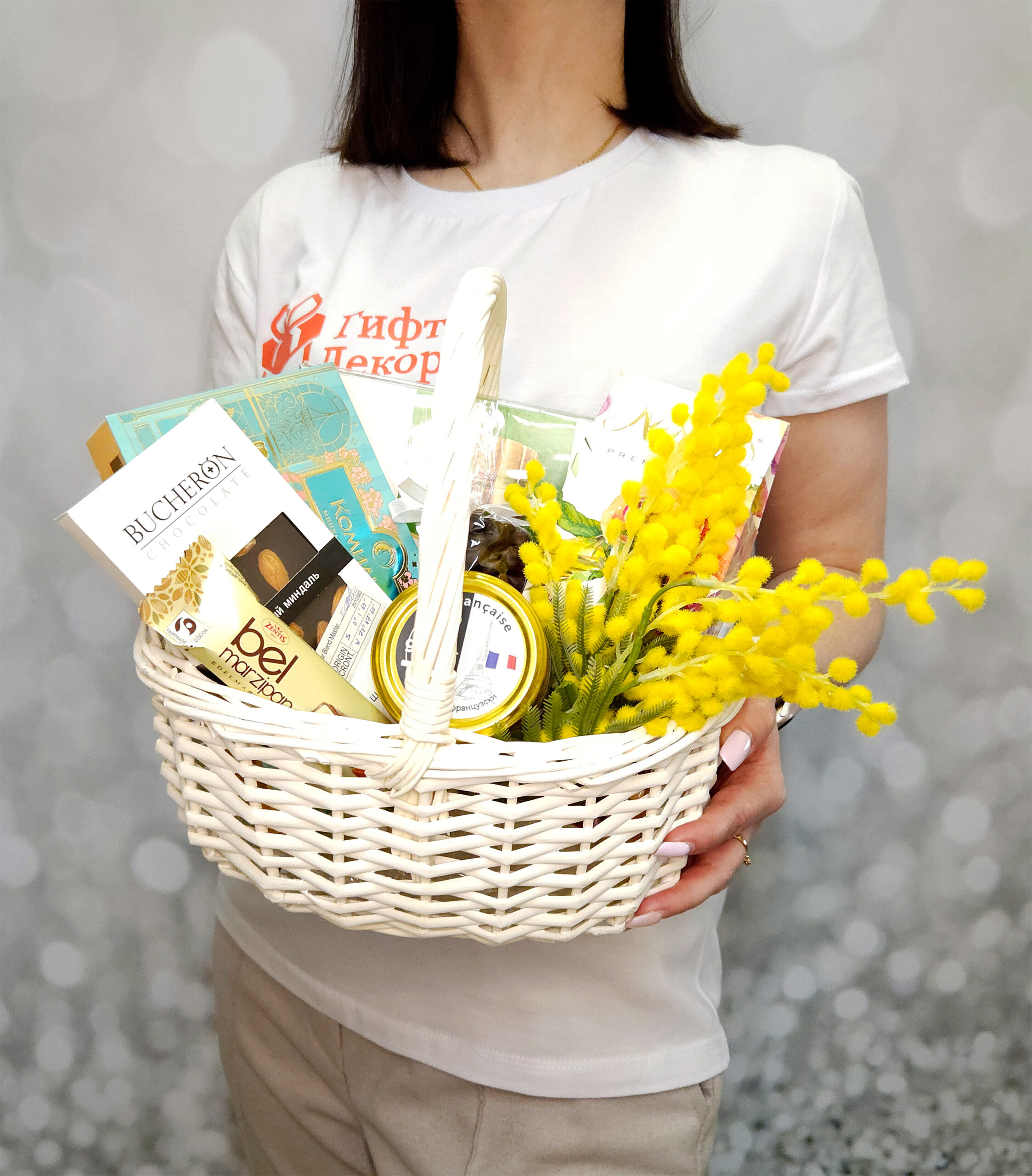 Подарочная корзина на 8 марта Парижское очарование с паштетом фуагра и конфетами Merciм