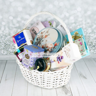 Купить подарочную корзину с конфетами My Dubai фисташковые и Вдохновение | Набор с зефиром, печеньем и мёдом | Gift-Decor.ru