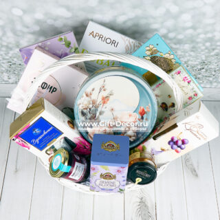 Купить подарочную корзину с конфетами My Dubai фисташковые и Вдохновение | Набор с зефиром, печеньем и мёдом | Gift-Decor.ru