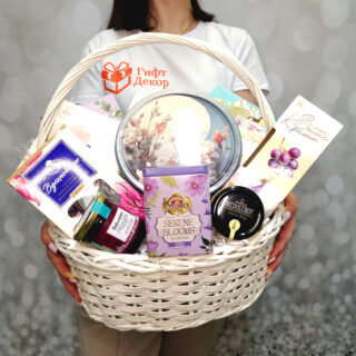 Купить подарочную корзину с конфетами My Dubai фисташковые и Вдохновение | Набор с зефиром, печеньем и мёдом | Gift-Decor.ru