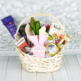 Подарочная корзина на 8 марта с живым гиацинтом, хамоном, сырами камамбер и горгонзола и конфетами Merci