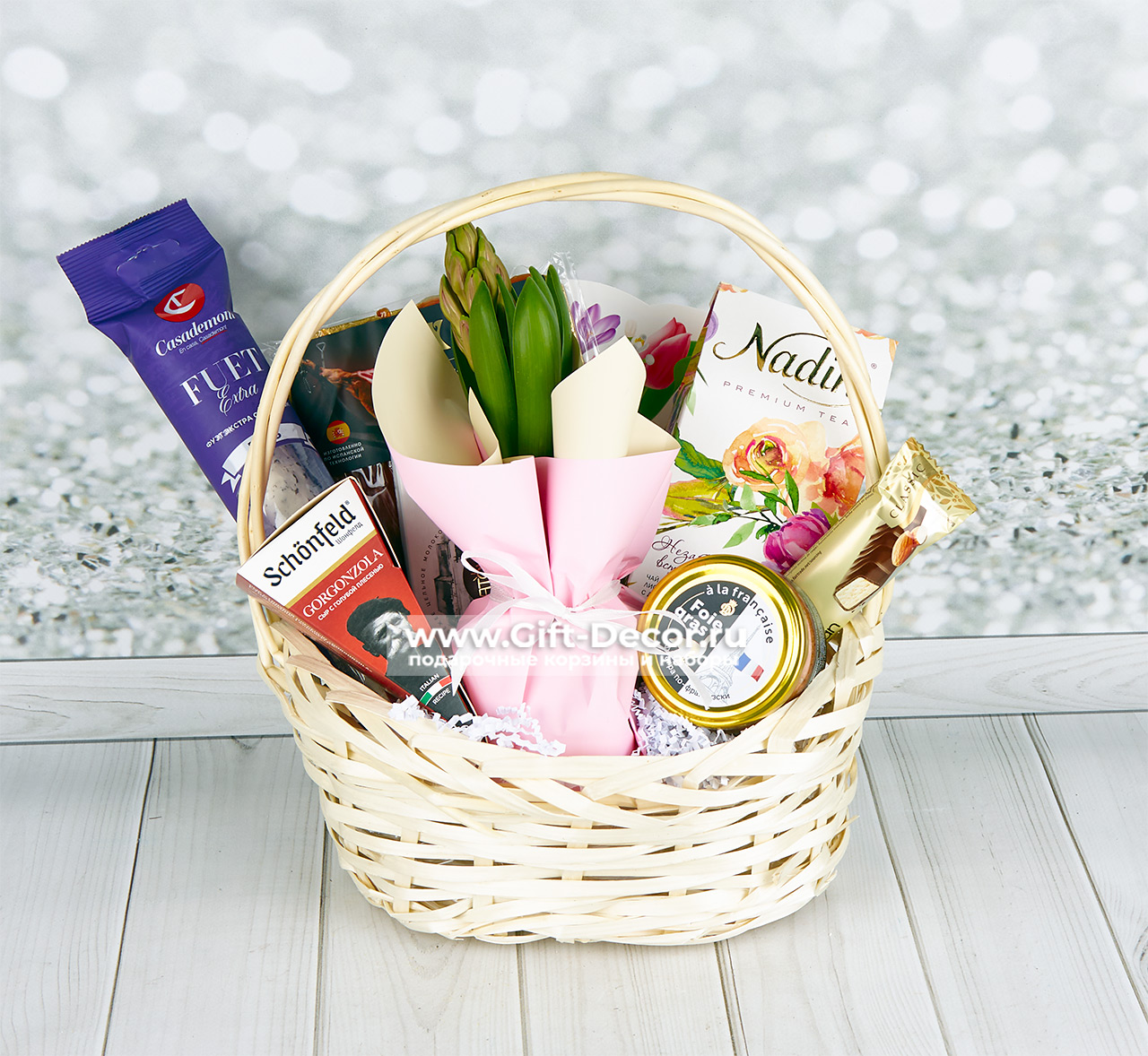 Подарочная корзина на 8 марта с живым гиацинтом, хамоном, сырами камамбер и горгонзола и конфетами Merci