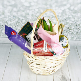 Подарочная корзина на 8 марта с гиацинтом и деликатесами: хамон, фуа-гра, сыры, Merci | Gift-Decor.ru