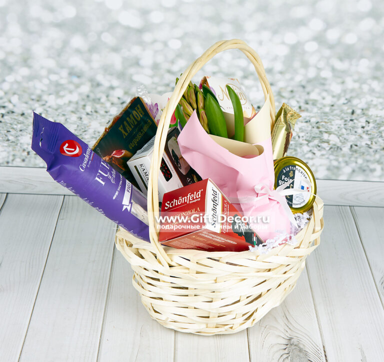 Подарочная корзина на 8 марта с гиацинтом и деликатесами: хамон, фуа-гра, сыры, Merci | Gift-Decor.ru