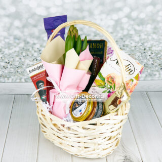 Подарочная корзина на 8 марта с гиацинтом и деликатесами: хамон, фуа-гра, сыры, Merci | Gift-Decor.ru