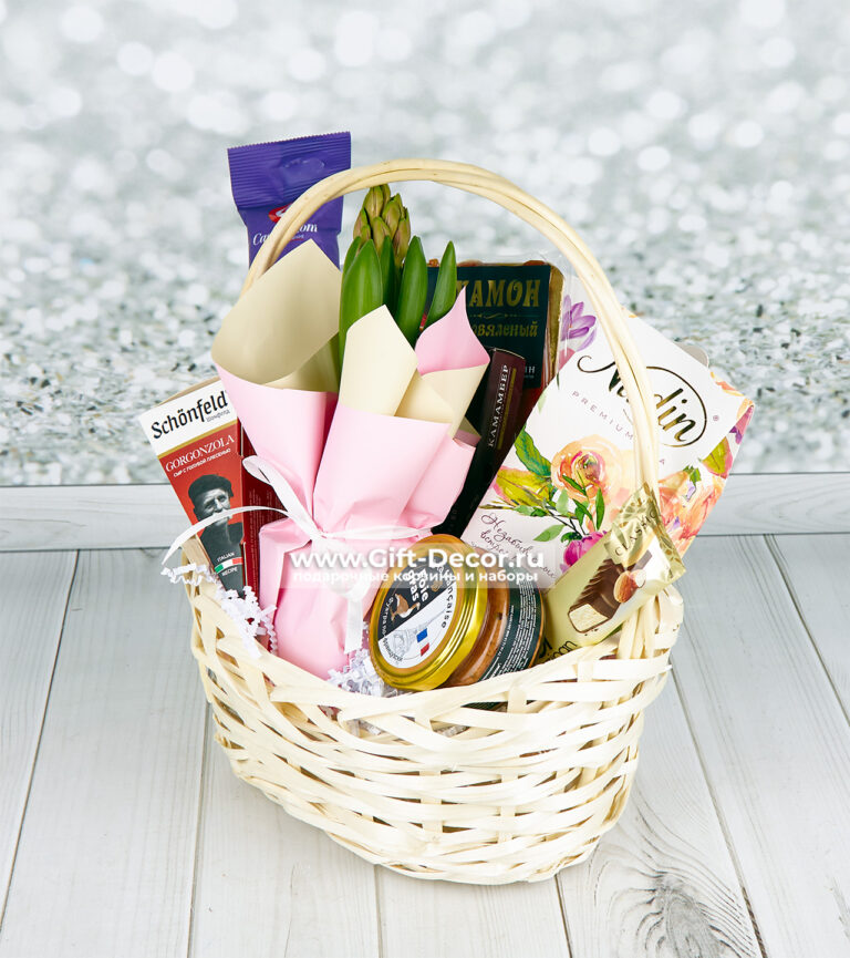 Подарочная корзина на 8 марта с гиацинтом и деликатесами: хамон, фуа-гра, сыры, Merci | Gift-Decor.ru