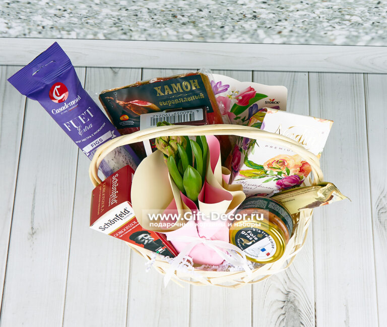 Подарочная корзина на 8 марта с гиацинтом и деликатесами: хамон, фуа-гра, сыры, Merci | Gift-Decor.ru