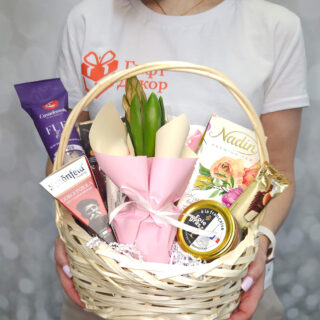 Подарочная корзина на 8 марта с гиацинтом и деликатесами: хамон, фуа-гра, сыры, Merci | Gift-Decor.ru
